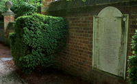 On a wall behind the Governor’s Palace, a plaque honors the 150 American soldiers who lie in unmarked graves on the grounds.