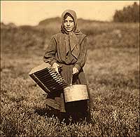 Lewis Hines's 1911 photo of a girl with a comblike scoop.
