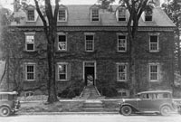 The Palmer House before restoration, where Peterson lived after moving to Williamsburg to observe the way architects were reconstructing the eighteenth-century town.