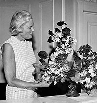 Sheila McQueen taught symposium participants how to arrange their flowers during a workshop in 1970.