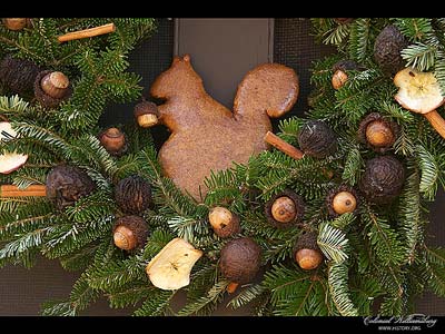 Wreath decorated with gingerbread squirrel